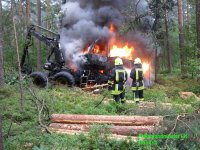 Harvester brennt in Wald bei Hähnichen